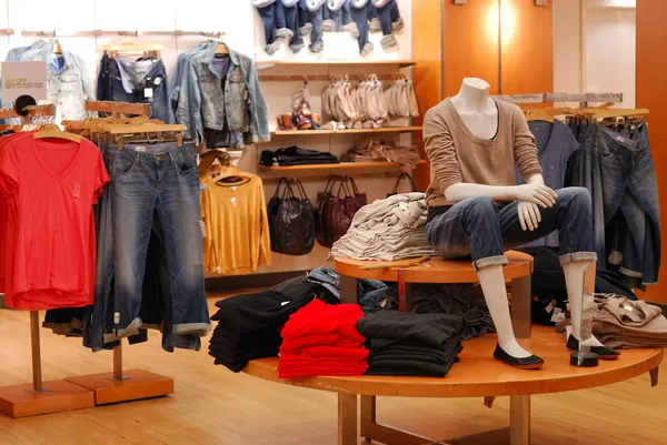 Shopping in a causal clothing store — Stock Photo, Image