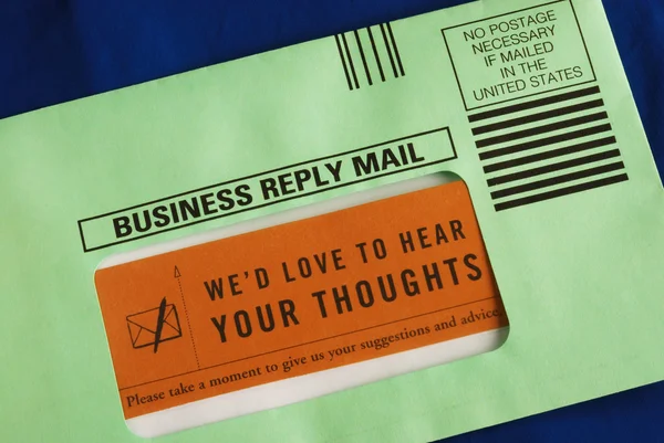Envie a pesquisa do cliente no envelope de resposta comercial — Fotografia de Stock