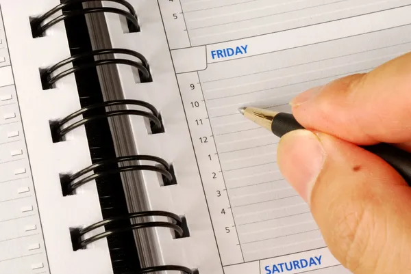 Noteer wat te doen op vrijdag in de dag-planner — Stockfoto
