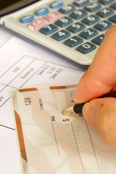 Skriv en check för att betala räkningarna — Stockfoto