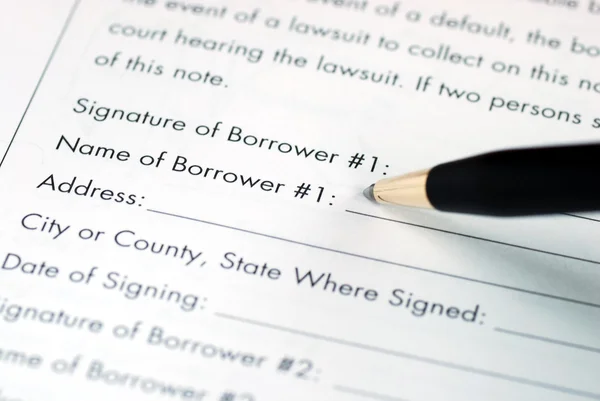 Underteckna och fylla i namn för låntagaren — Stockfoto