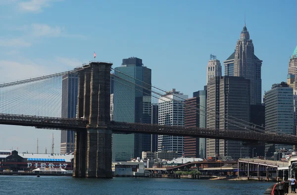 Brooklyn bridge med downtown manhattan som bakgrund — Stockfoto