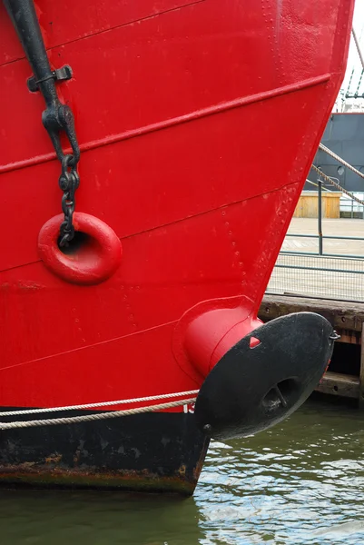 赤船の正面図 — ストック写真