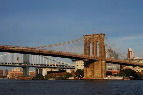 Puente de Brooklyn en Nueva York bajo el cielo azul — Foto de Stock