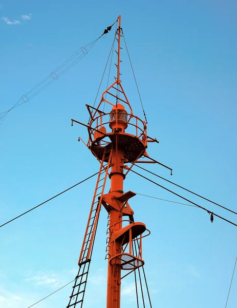 Vista de perto da torre de observação em um navio alto — Fotografia de Stock
