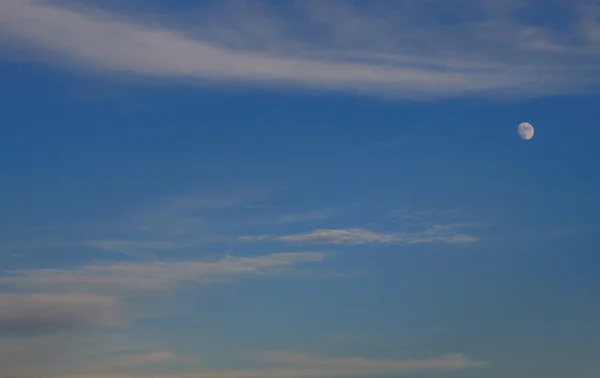 Branco céu nublado e azul com a lua — Fotografia de Stock
