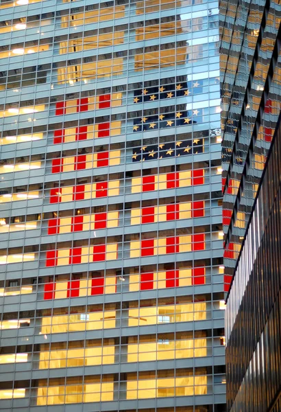 Gigantyczne flagi amerykańskiej wiszące w budynkach komercyjnych — Zdjęcie stockowe