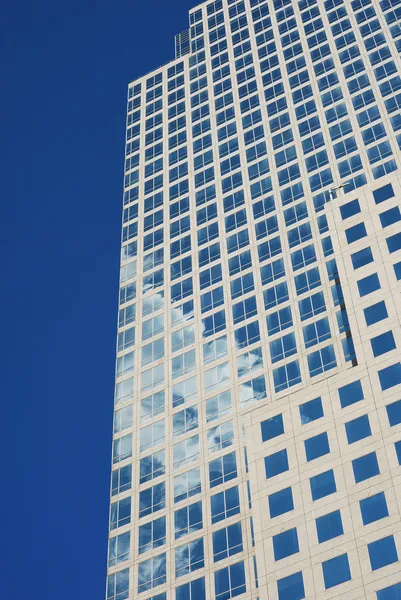 Edifícios de escritórios urbanos modernos em um padrão abstrato — Fotografia de Stock