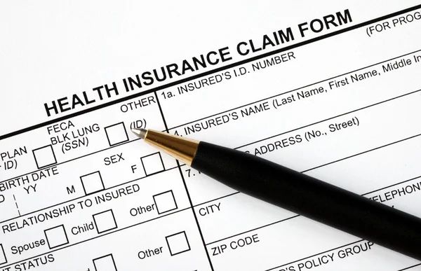 Patient fills in the medical claim form — Stock Photo, Image