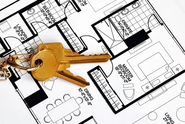 Klucze na floorplan pojęcia własności nieruchomości — Zdjęcie stockowe