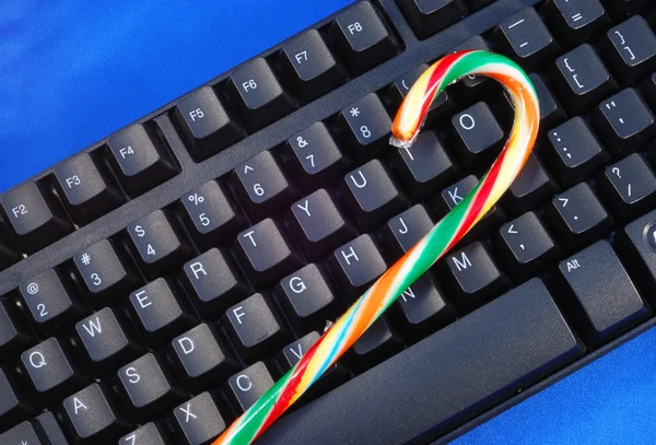 Різдвяні цукерки на клавіатурі концепції святкових інтернет-магазинів — стокове фото