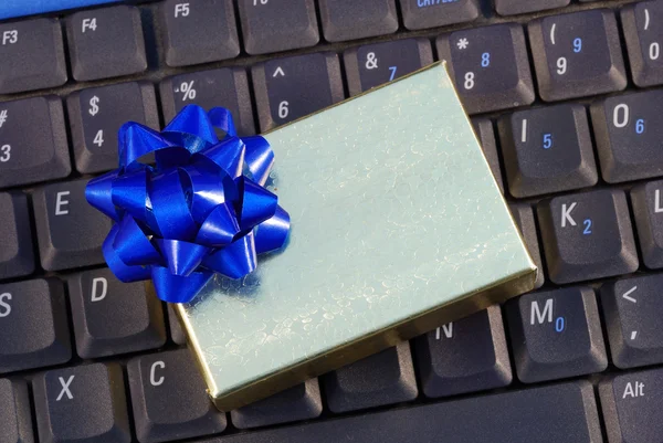 Праздничный подарочный бокс на клавиатуре концепции праздника онлайн покупки — стоковое фото