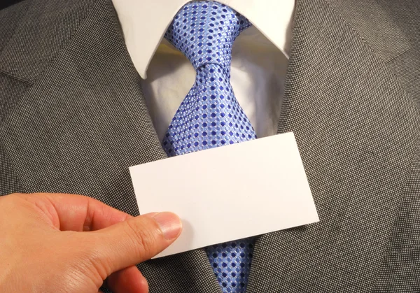 Um homem de negócios mostrando um cartão em branco conceitos de preencher o seu texto aqui — Fotografia de Stock