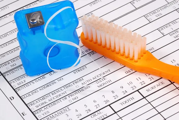 Zahnärztliche Anspruchsformular mit Zahnbürstenkonzepten der steigenden Zahnarztkosten — Stockfoto