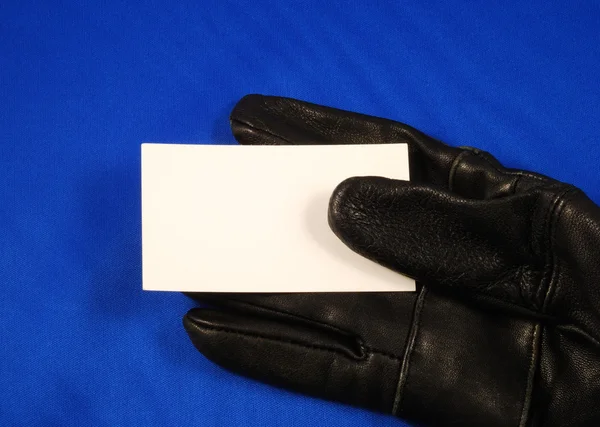Κενό επαγγελματικών καρτών σε ένα μαύρο γάντι έννοιες πρόσκληση ή την εισαγωγή — Φωτογραφία Αρχείου