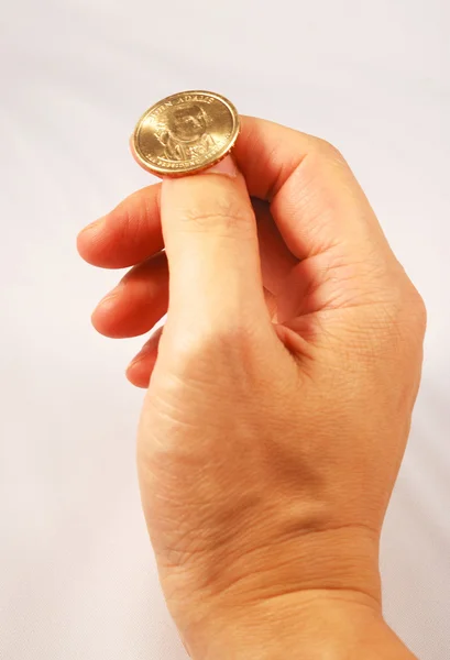 Lançando uma moeda de ouro conceitos de tomar uma chance — Fotografia de Stock