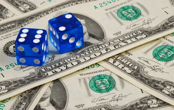 Ζάρια για ορισμένες έννοιες χρήματα από τα τυχερά παιχνίδια ή ρίσκο — Φωτογραφία Αρχείου