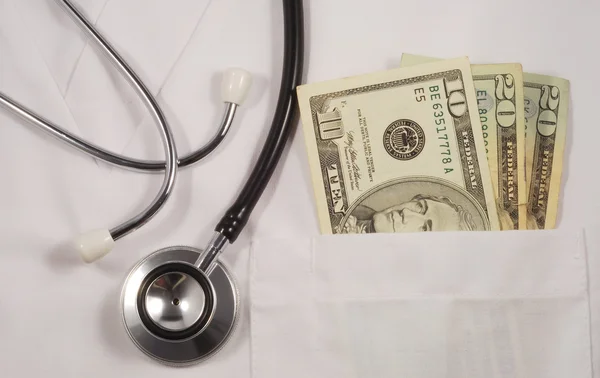 Peníze v lékaře? s pocket pojmy rostoucí lékařských nákladů — Stock fotografie