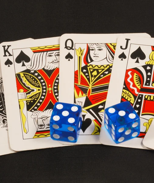 Blauwe dobbelstenen op poker kaarten concepten van gokken of het nemen van een risico — Stockfoto