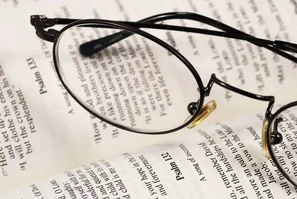Un paio di occhiali su un libro concetti di conoscenza e di educazione — Foto Stock