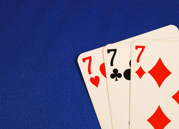 Tre dei concetti di carte numero sette di Lucky Sevens isolati su blu — Foto Stock