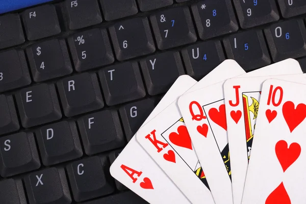 Spela kort på ett tangentbord begrepp av hasardspel online — Stockfoto