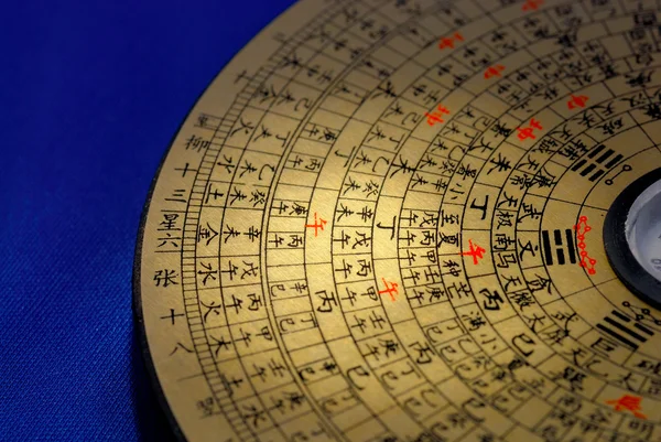 Китайский компас Фэн Шуй сфокусирован на китайском слове "день" — стоковое фото