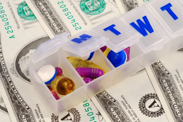 Titulaires de médicaments sur certains billets de dollars concepts de hausse des coûts médicaux — Photo