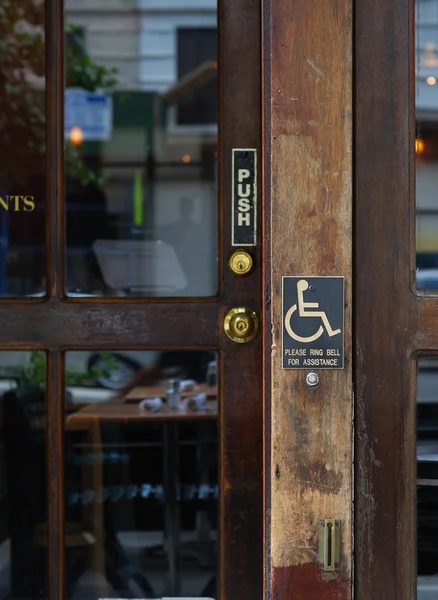 Τα άτομα με αναπηρία έχουν πρόσβαση σημάδι από την είσοδο ενός εστιατορίου — Φωτογραφία Αρχείου