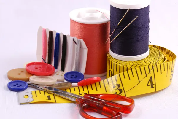 Algunas herramientas de costura como hilos, agujas, botones y tijeras — Foto de Stock