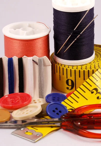 Alcuni strumenti per cucire come fili, aghi, bottoni e forbici — Foto Stock
