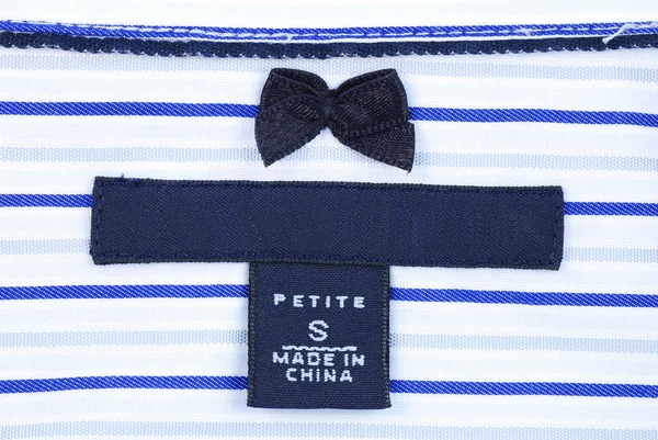 Close-up van het label petite-size kleding — Stockfoto