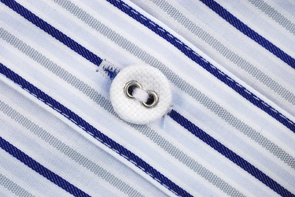 Vista ravvicinata di un pulsante da una camicia — Foto Stock