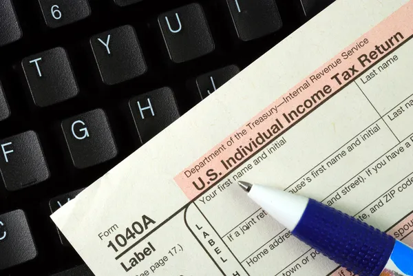 Indienen van de aangifte inkomstenbelasting online is gemakkelijk — Stockfoto