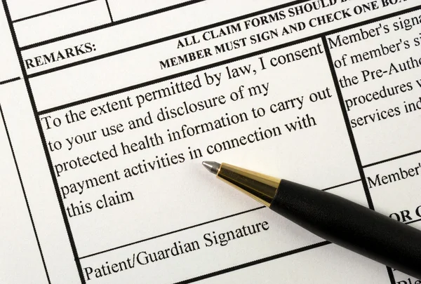 Un patient signe le formulaire de demande de règlement médical — Photo