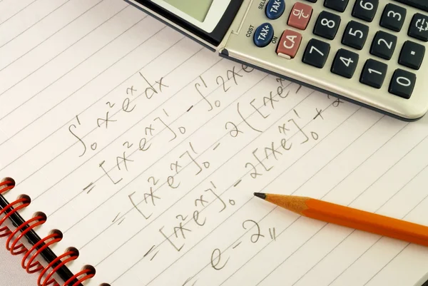 Werken op een wiskunde vraag concepten van onderwijs en kennis — Stockfoto