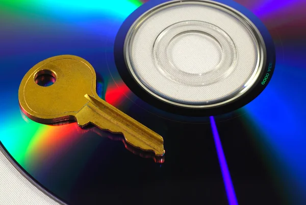 Ключ на компакт-диске, изолированном на белых концепциях защиты данных — стоковое фото
