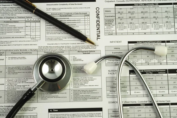 Ett stetoskop på en medicinsk användning dokument — Stockfoto