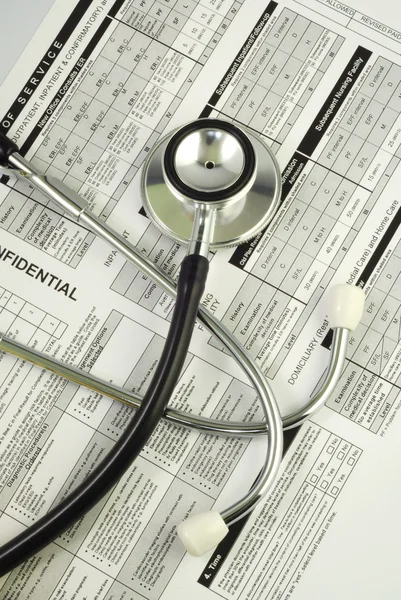 Een stethoscoop op de bovenkant van een document voor medisch gebruik — Stockfoto