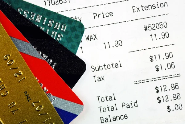 Den Kauf tätigen und mit Kreditkarte bezahlen — Stockfoto