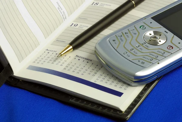 Conceitos de caneta e notebook de telefone de ferramentas de escritório — Fotografia de Stock