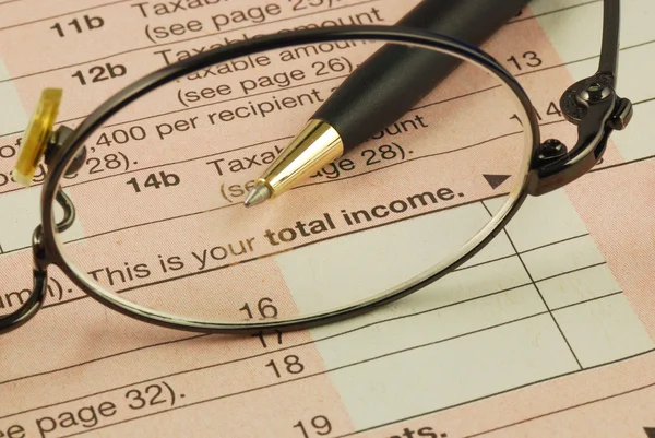 Zaměřit na celkový příjem do daňového přiznání — Stock fotografie