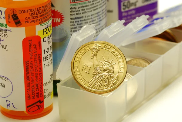 Uma moeda de ouro nos conceitos de contêineres de medicamentos de aumento do custo médico — Fotografia de Stock
