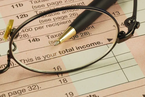 Fokus auf das Gesamteinkommen in der Einkommensteuererklärung lizenzfreie Stockbilder