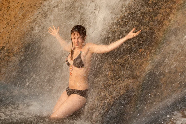 Krásná dívka pod vodopád — Stock fotografie