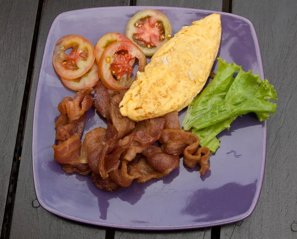 Frühstück auf violettem Teller — Stockfoto