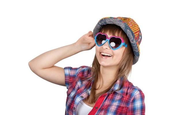 Красивая девушка улыбается в солнцезащитных очках — стоковое фото