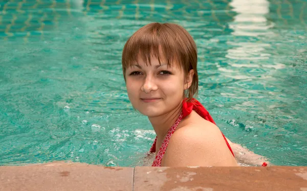 美丽的女孩泳装在游泳池中 图库照片