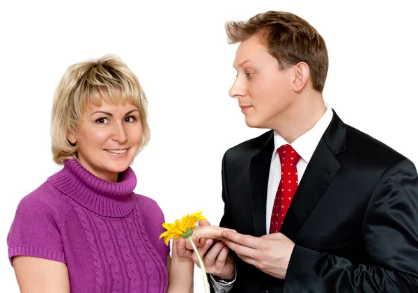Man in pak presenteert daisywheel naar vrouw — Stockfoto
