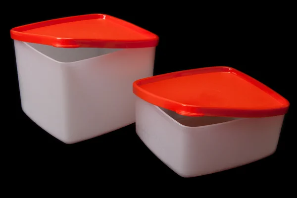 Пластиковые контейнеры с красной крышкой — стоковое фото